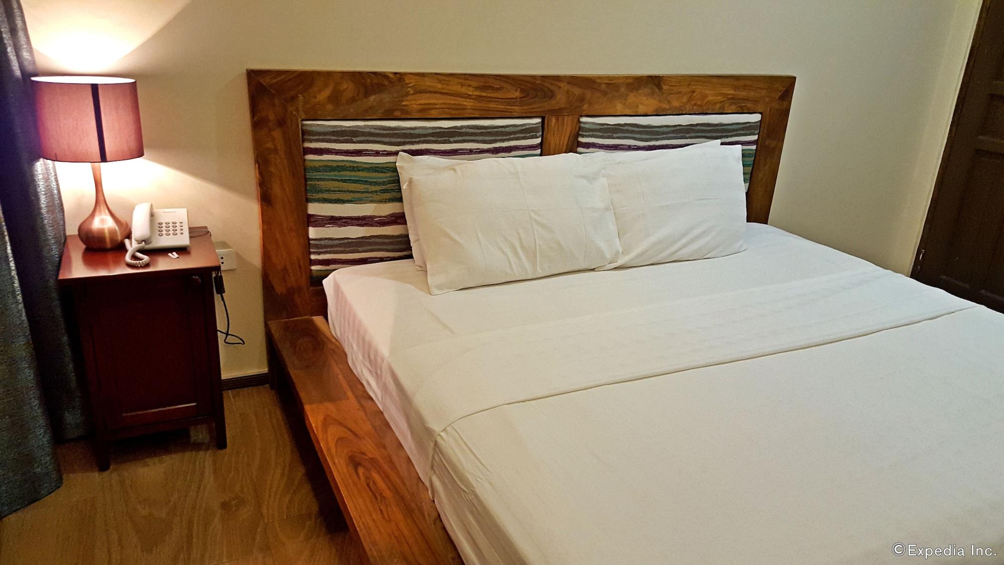 Golden Gate Suites Dumaguete City Экстерьер фото