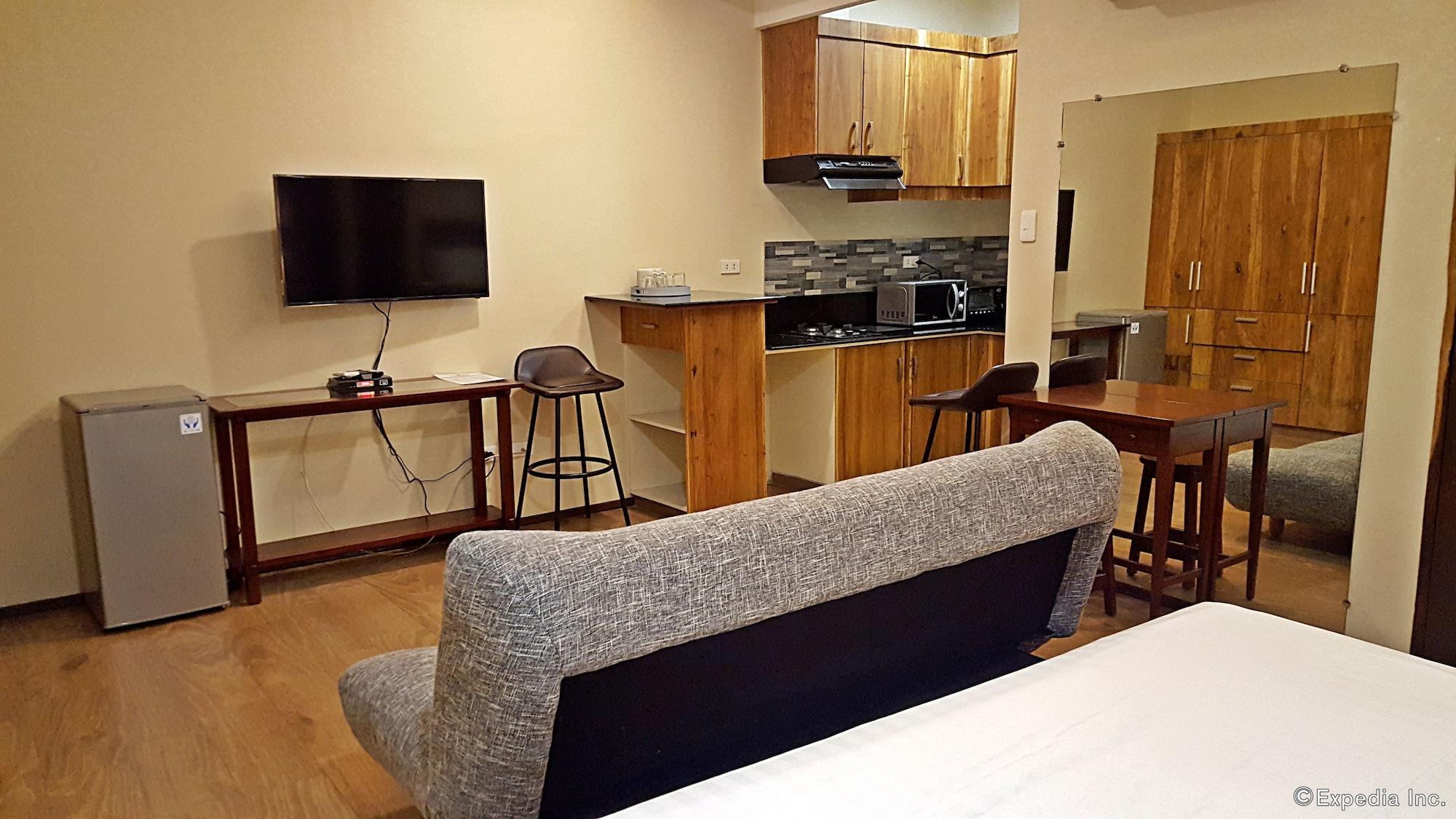 Golden Gate Suites Dumaguete City Экстерьер фото