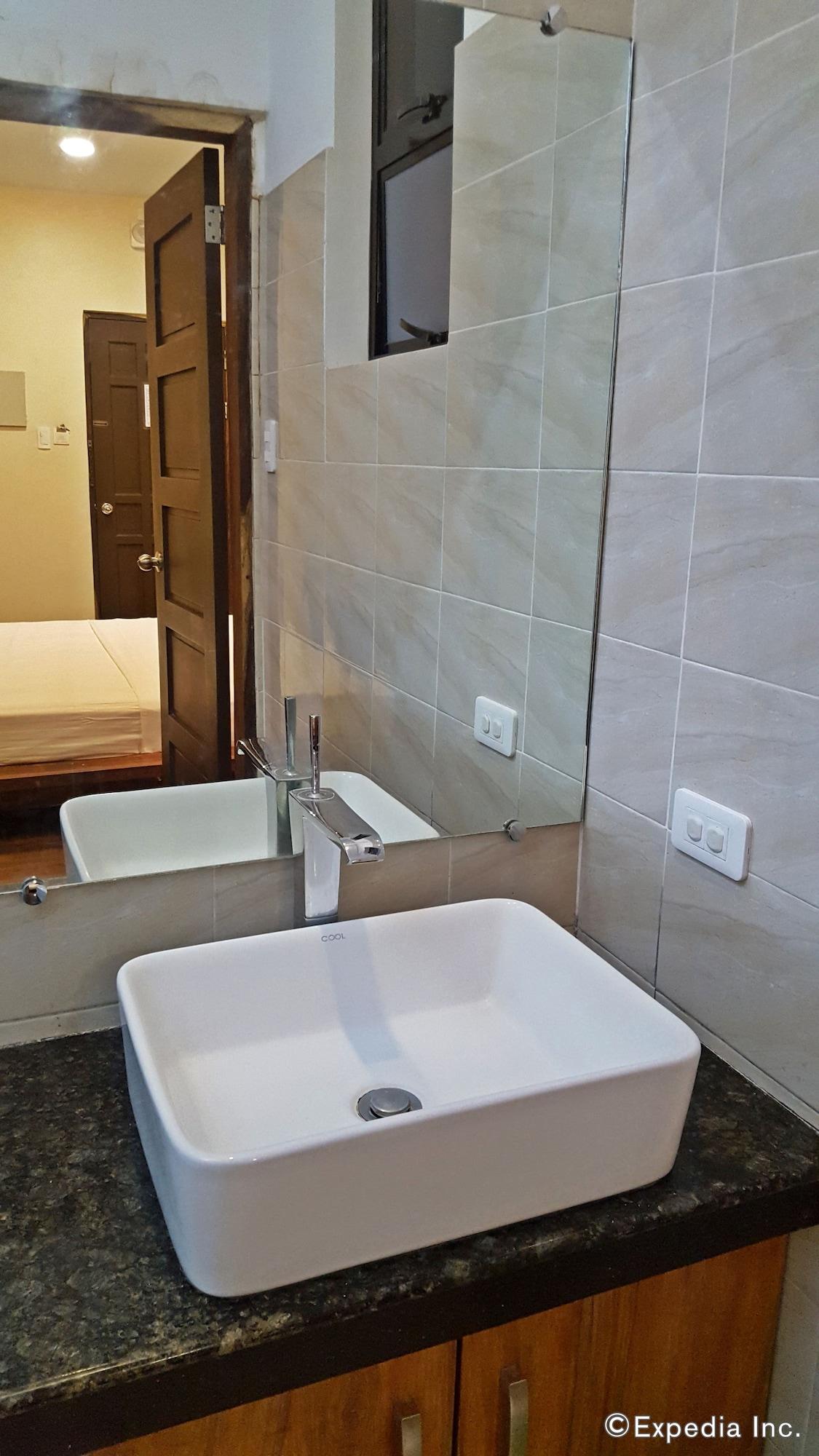 Golden Gate Suites Dumaguete City Экстерьер фото