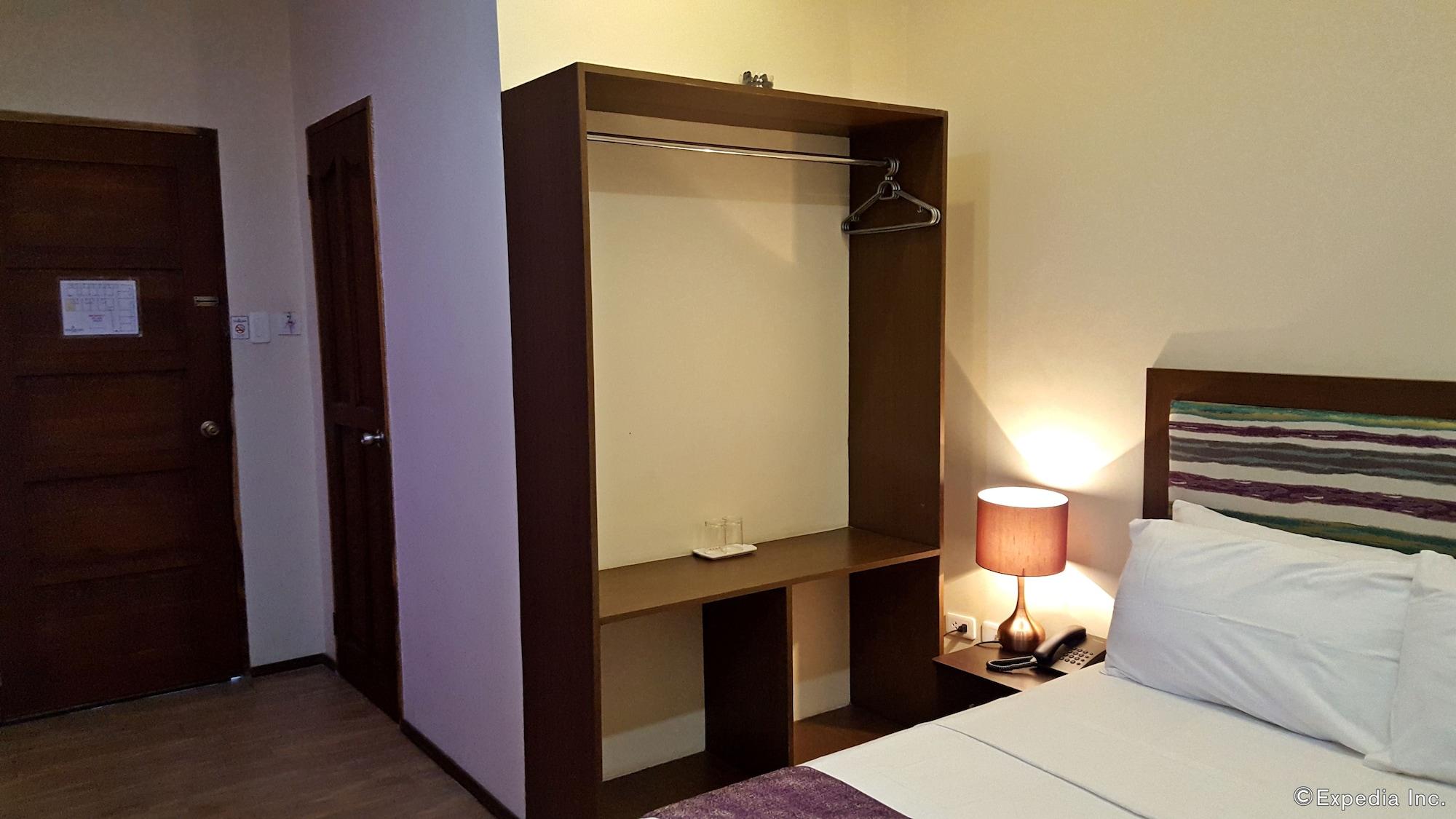 Golden Gate Suites Dumaguete City Экстерьер фото