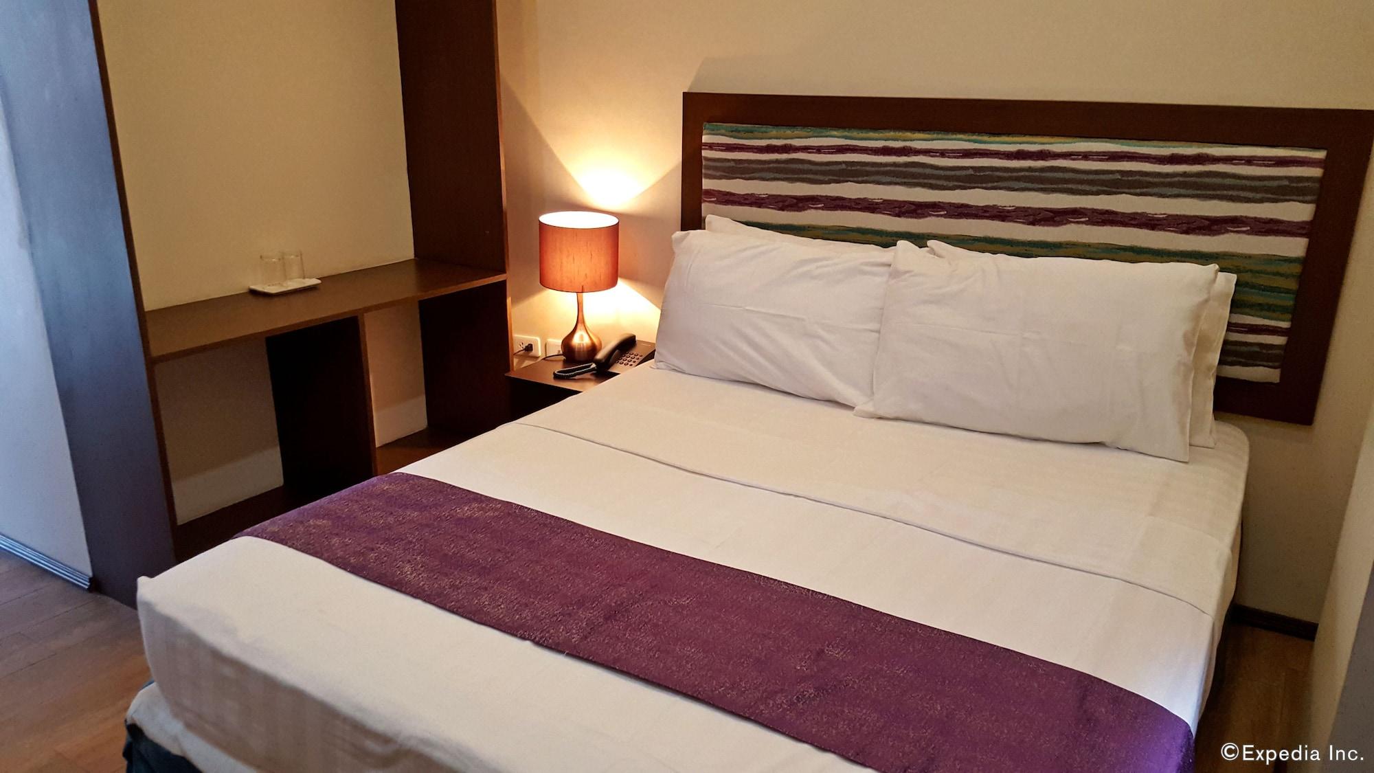 Golden Gate Suites Dumaguete City Экстерьер фото
