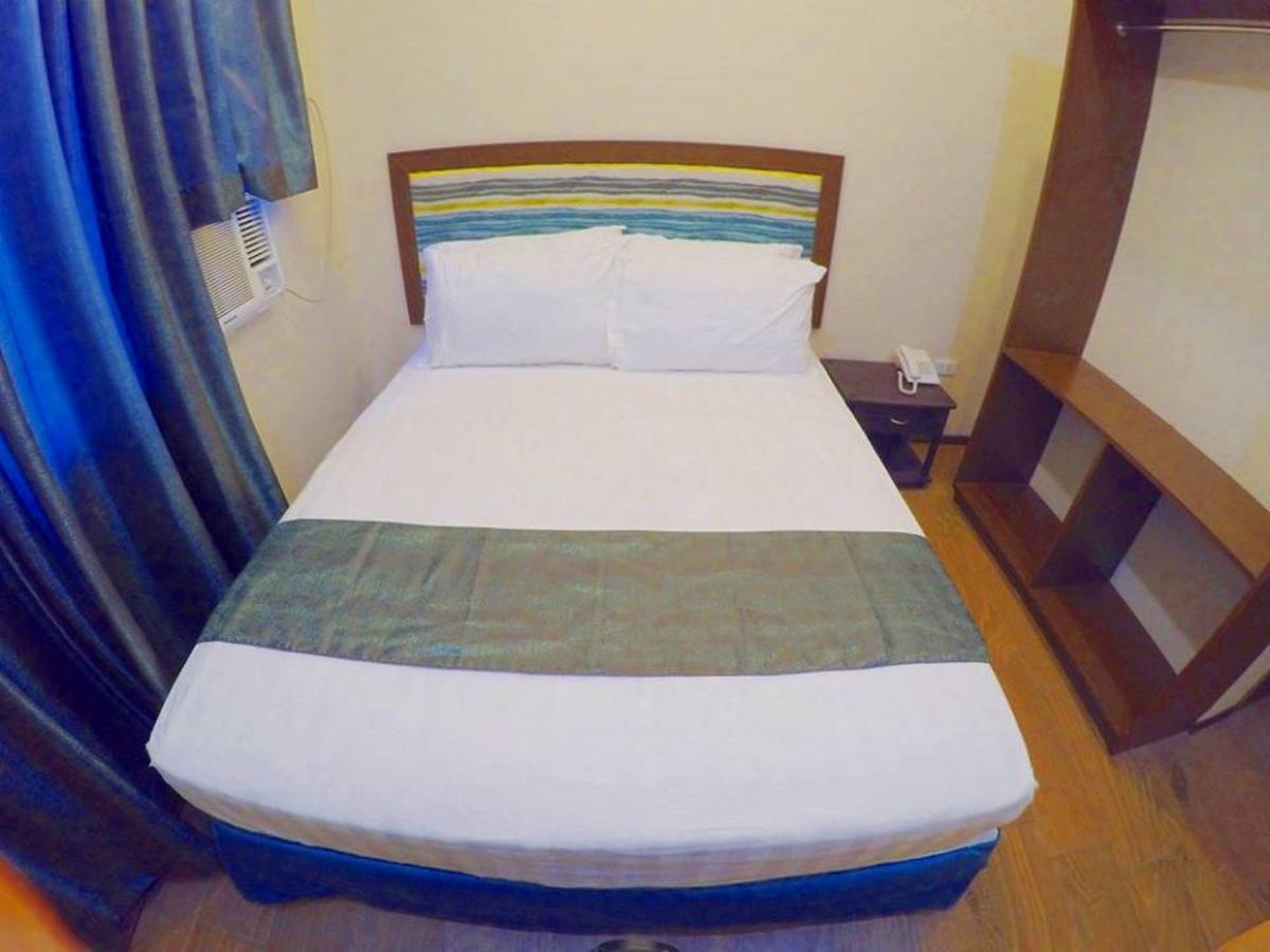 Golden Gate Suites Dumaguete City Экстерьер фото