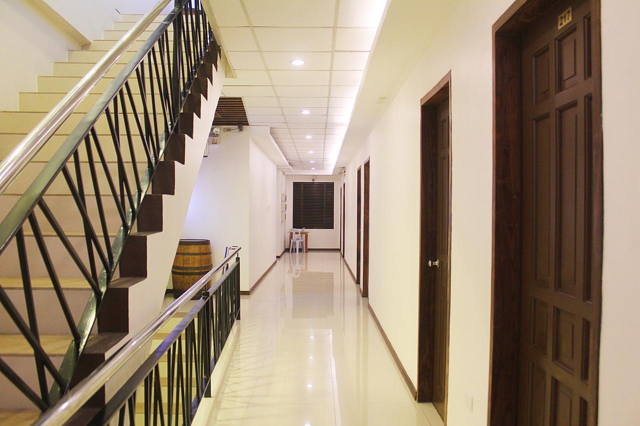 Golden Gate Suites Dumaguete City Экстерьер фото