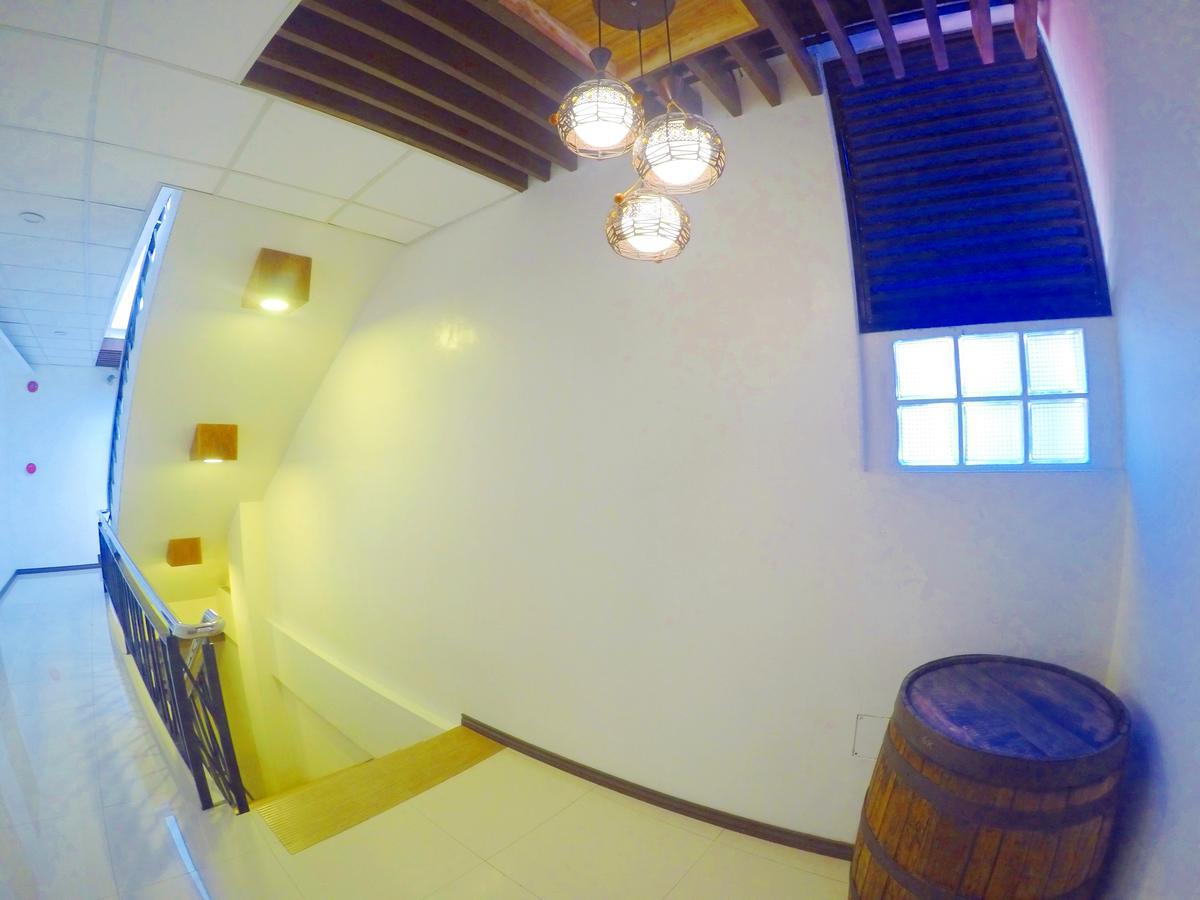 Golden Gate Suites Dumaguete City Экстерьер фото