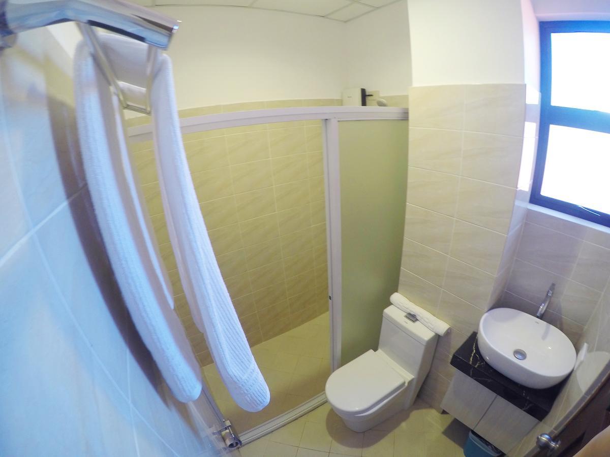 Golden Gate Suites Dumaguete City Экстерьер фото