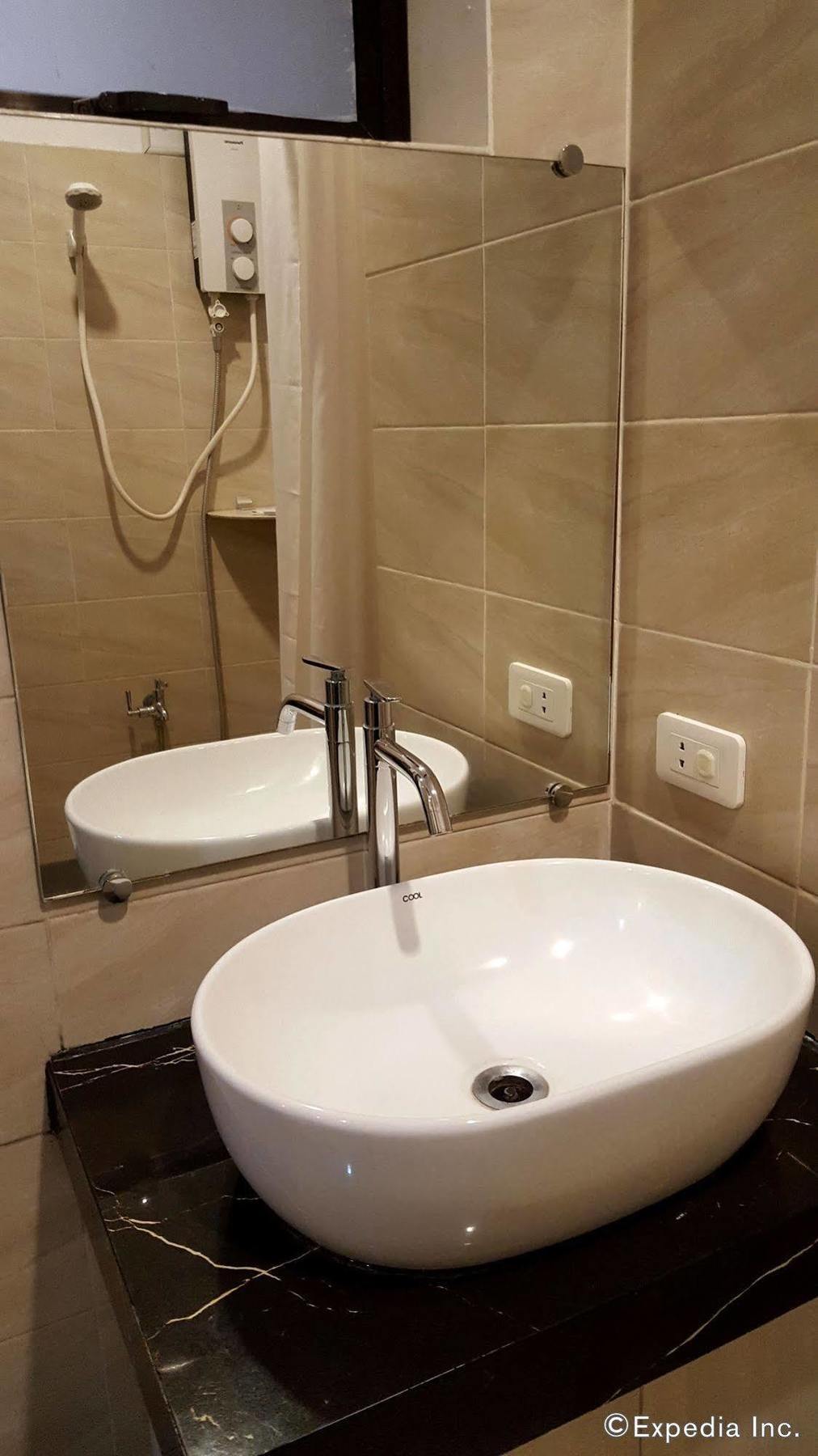 Golden Gate Suites Dumaguete City Экстерьер фото