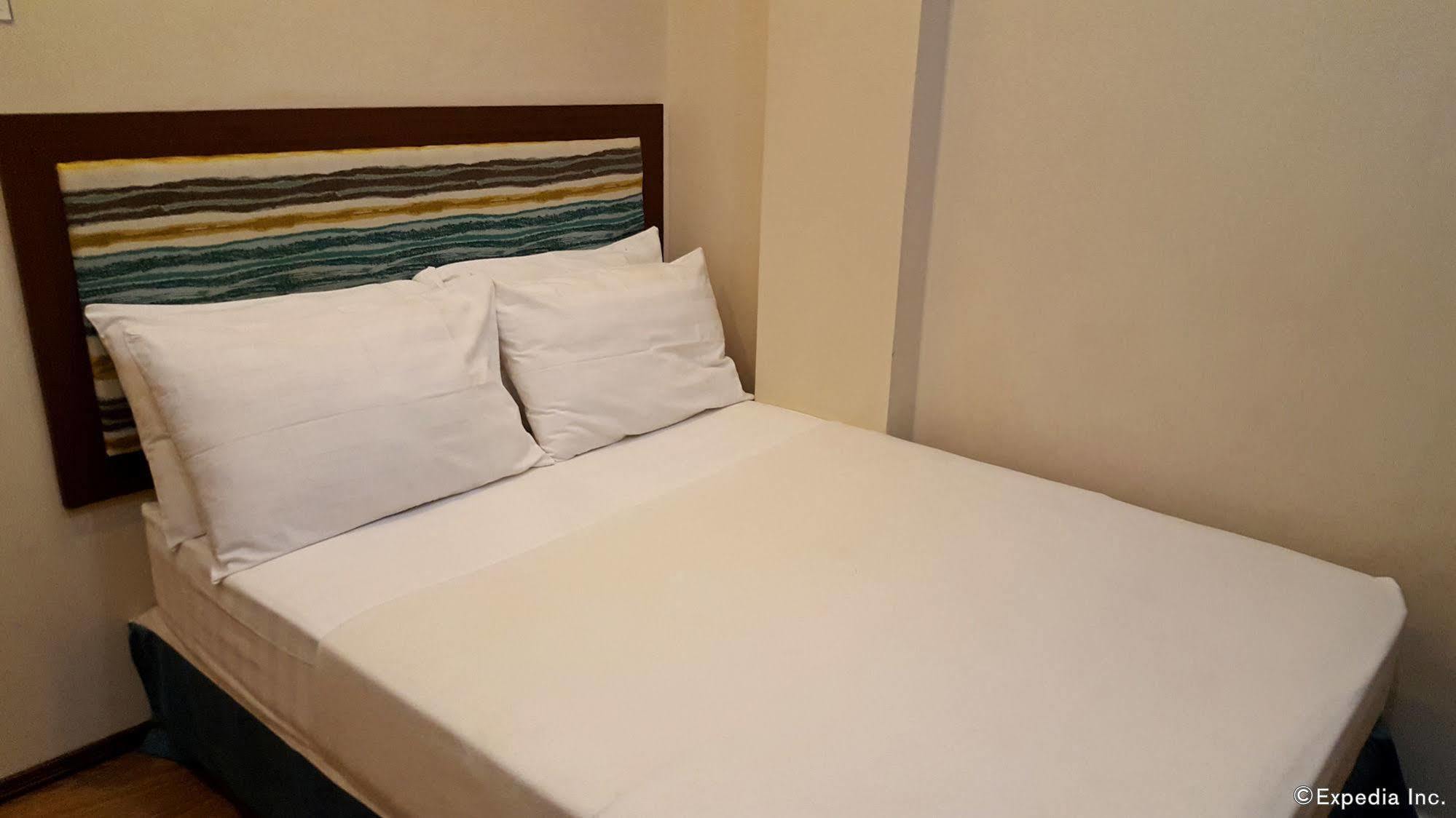 Golden Gate Suites Dumaguete City Экстерьер фото