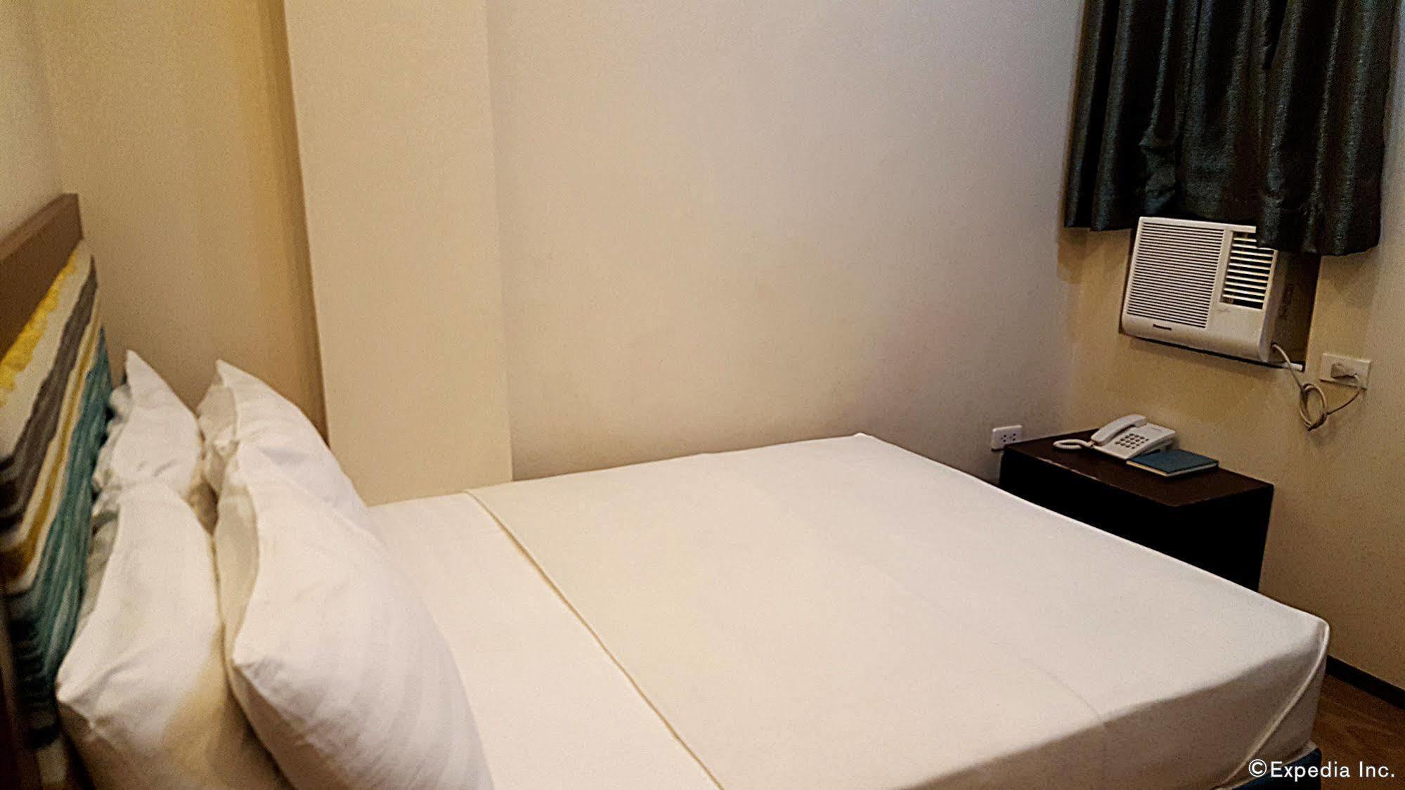 Golden Gate Suites Dumaguete City Экстерьер фото