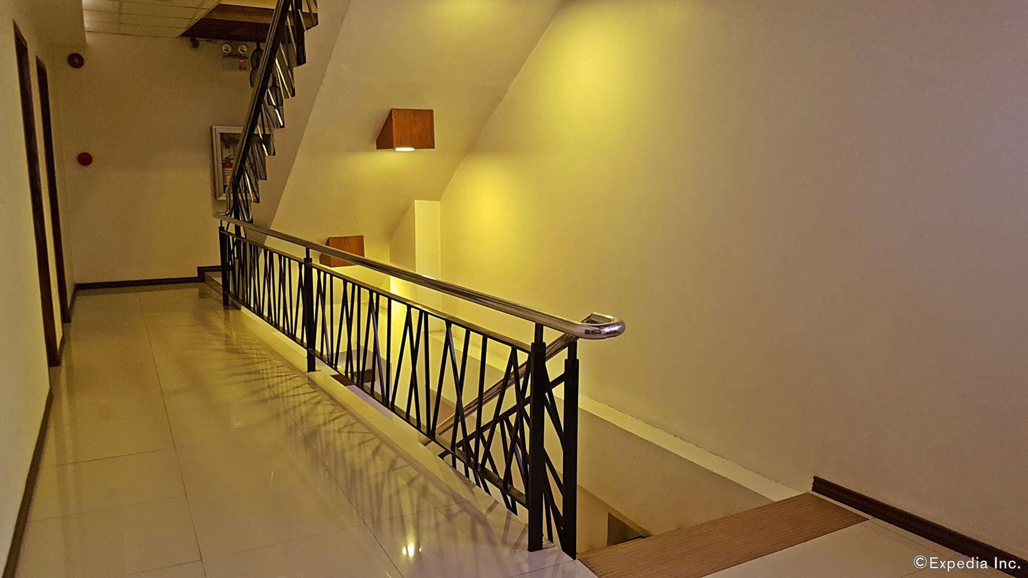 Golden Gate Suites Dumaguete City Экстерьер фото